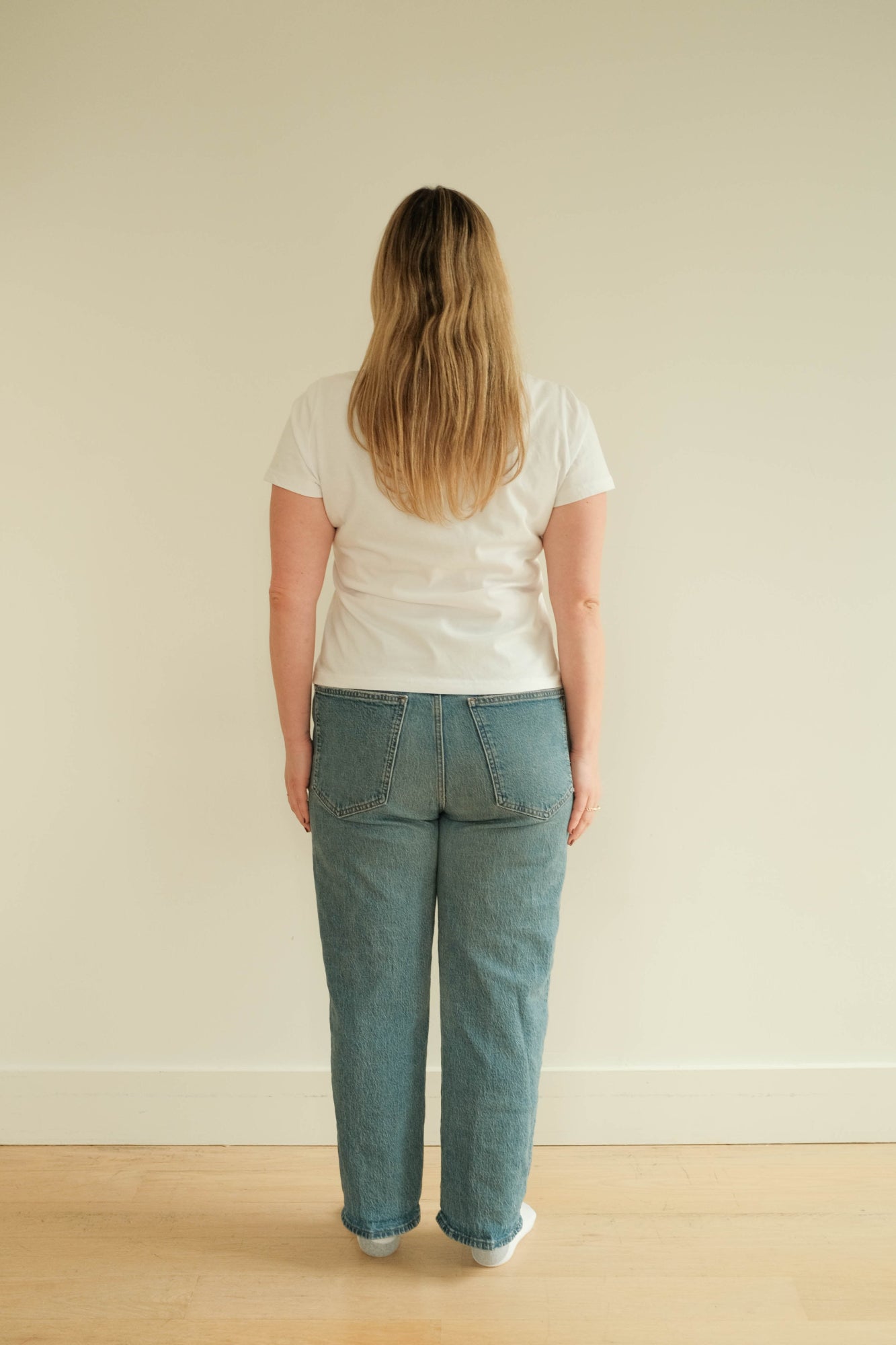 woman wears perfect white t shirt from back